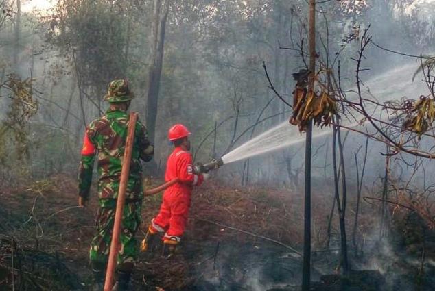 Tim HSSE Pertamina EP Lirik Field memadamkan kebakaran lahan semak belukar yang ada di Desa Pasir Ringgit.